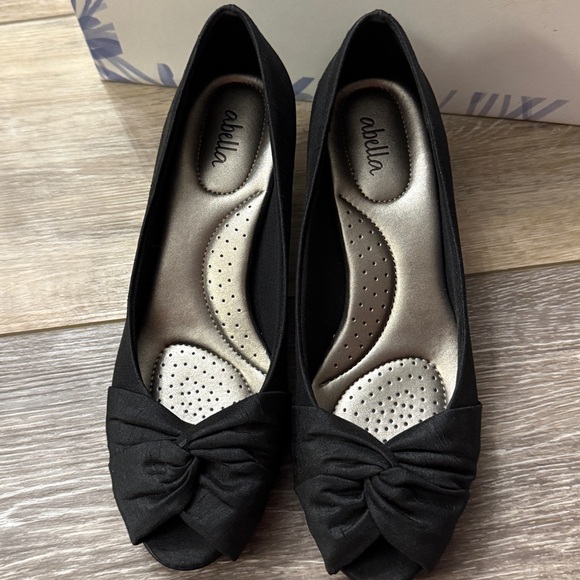 NWOT Women’s Black Abella Laura Heels - Picture 2 of 4